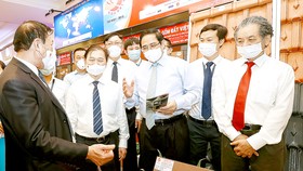 Thủ tướng Phạm Minh Chính tham quan khu vực trưng bày sản phẩm khoa học kỹ thuật. Ảnh: ĐOÀN BẮC