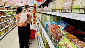 Kẹo dừa Bến Tre và nhiều thương hiệu Việt được bày bán trong siêu thị. Ảnh: HOÀNG HÙNG