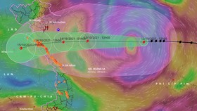 Bão Kompasu đã càn quét qua Philippines và đã đi vào Biển Đông. Ảnh: VNDMS