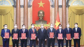 Chủ tịch nước Nguyễn Xuân Phúc trao quyết định bổ nhiệm 8 đại sứ Việt Nam tại các nước nhiệm kỳ 2021 - 2024. Ảnh: TTXVN