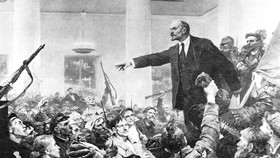 Lenin tuyên bố thành lập Chính quyền Xô viết. Ảnh: TƯ LIỆU