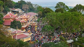 Người dân đến tham quan các chùa tại Khu du lịch quốc gia núi Bà Đen
