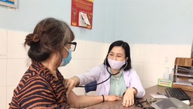 Bác sĩ khám bệnh cho người dân tại một trạm y tế ở Gò Vấp. Ảnh: hcmcpv
