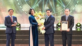 Thủ tướng Phạm Minh Chính trao giải đặc biệt cho các tác giả, tối 28-11. Ảnh: VIẾT CHUNG