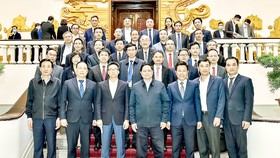Thủ tướng Phạm Minh Chính và các đại biểu tại buổi làm việc với Đại học Quốc gia Hà Nội, ngày 28-11. Ảnh: VIẾT CHUNG