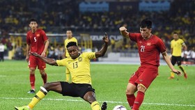 Tuyển Việt Nam (áo đỏ) trong trận gặp Malaysia
