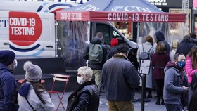Người dân chờ xét nghiệm Covid-19 tại Quảng trường Thời đại, New York ngày 13-12. Ảnh: AP