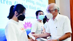 Trưởng ban Tuyên giáo Thành ủy TPHCM Phan Nguyễn Như Khuê tặng quà lực lượng y tế 