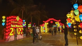 Du khách tham quan không gian chào đón năm mới được trang trí bởi đèn lồng tại TP Hội An (tỉnh Quảng Nam). Ảnh: XUÂN QUỲNH