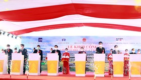 Phó Thủ tướng Thường trực Chính phủ Phạm Bình Minh cùng lãnh đạo UBND tỉnh Lai Châu làm lễ khởi công dự án kết nối giao thông các tỉnh miền núi phía Bắc
