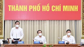 Chủ tịch UBND TPHCM Phan Văn Mãi chỉ đạo tại một buổi giao ban phòng chống dịch Covid-19. Ảnh: VIỆT DŨNG