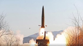 Trong ảnh (hình ảnh do Hãng thông tấn Trung ương Triều Tiên công bố ngày 15-1): Tên lửa được phóng thử nghiệm trong cuộc diễn tập của Trung đoàn tên lửa đường sắt Triều Tiên tại tỉnh Bắc Pyongan. Ảnh: KCNA/TTXVN