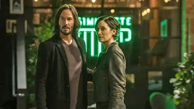 Keanu Reeves and Carrie-Anne Moss trong The Matrix Resurrections