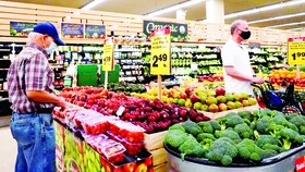 Người tiêu dùng châu Âu cân nhắc chi tiêu khi giá thực phẩm tăng vọt