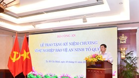 Giám đốc khách sạn Rex Sài Gòn Phan Thanh Long nhận Kỷ niệm chương Bảo vệ an ninh Tổ quốc