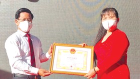 Bà Nguyễn Nam Phương - Chủ tịch HĐTV nhận bằng khen từ lãnh đạo UBMTTQ Việt Nam tỉnh BR-VT