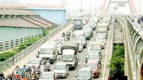 Đoạn kẹt xe kéo dài khoảng 1km từ cầu Bình Lợi đến khu vực giao lộ Nguyễn Xí