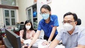 Đảng viên trẻ Châu Minh Hiền (giữa) và các đồng nghiệp. Ảnh: Hoàng Hùng