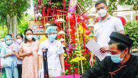 Khu vực ông đồ tặng chữ thư pháp cho các nhân viên y tế và người bệnh tại đường hoa của bệnh viện