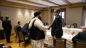 Ông Amir Khan Muttaqi (giữa, trái), người được lực lượng Taliban chỉ định làm Ngoại trưởng, và Đặc phái viên Anh về Afghanistan Nigel Casey (giữa, phải) tại cuộc đàm phán giữa phái đoàn Taliban và các đoàn ngoại giao phương Tây ở Oslo, Na Uy ngày 24-1-202
