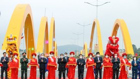 Thủ tướng Phạm Minh Chính cùng các đại biểu dự lễ khánh thành cầu Cửa Lục 1 (cầu Tình Yêu). Ảnh: VGP