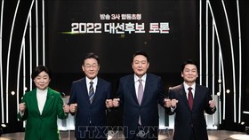 Các ứng cử viên Tổng thống Hàn Quốc Sim Sang-jeung, Lee Jae-myung, Yoon Suk-yeol và Ahn Cheol-soo tại cuộc tranh luận trực tiếp trên truyền hình, ở Seoul ngày 3-2-2022. Ảnh: THX/TTXVN