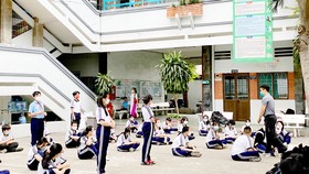 Học sinh Trường THCS Nguyễn Huệ, quận 4, TPHCM học thể dục chiều 21-2. Ảnh: CAO THĂNG