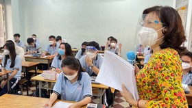 Một tiết học trực tiếp tại Trường THPT chuyên Lê Hồng Phong, quận 5, TPHCM. Ảnh: HOÀNG HÙNG