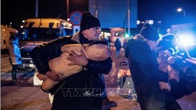 Người tị nạn Ukraine sơ tán tới Hrebenne, khu vực biên giới Ba Lan - Ukraine, ngày 3-3-2022. Ảnh: AP/TTXVN