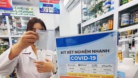 Một nhà thuốc niêm yết công khai giá các sản phẩm kit test Covid-19