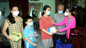 Các ngành chức năng ở huyện Bình Chánh thăm hỏi, động viên trẻ em mồ côi do dịch Covid-19 trên địa bàn huyện
