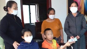 Trao đợt 2 với số tiền 4,5 triệu đồng cho gia đình ông Lê Văn Tuấn