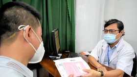 Bác sĩ Vũ Kim Hoàn thăm khám cho người bệnh ngày 20-3