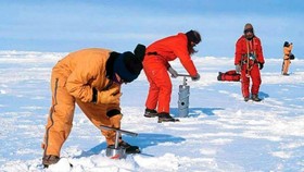 Các nhà khoa học nghiên cứu về tốc độ tan chảy của các tảng băng ở Nam cực