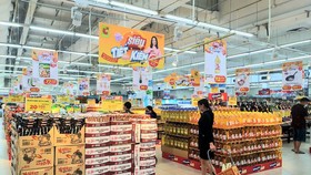 Khách chọn mua hàng khuyến mãi tại hệ thống siêu thị BigC trên địa bàn TPHCM