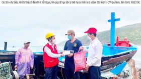 Các đơn vị từ thiện hỗ trợ ngư dân bị thiệt hại do thiên tai ở xã Nhơn Lý (TP Quy Nhơn, Bình Định). Ảnh: NGỌC OAI