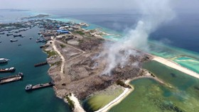 Đảo Thilafushi khi còn các đám rác cháy nghi ngút