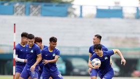 Các cầu thủ HA.GL tập luyện trước loạt trận AFC Champions League 2022. Ảnh: ANH TRẦN