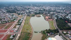 Một góc hồ Suối Cam, thành phố Đồng Xoài, Bình Phước nhìn từ trên cao. Ảnh: TTXVN