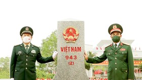 Bộ trưởng Bộ Quốc phòng Phan Văn Giang và Bộ trưởng Bộ Quốc phòng Trung Quốc Ngụy Phượng Hòa chào cột mốc biên giới Việt Nam tại cửa khẩu Tà Lùng. Ảnh: TTXVN