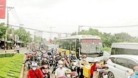 Đầu cầu Rạch Miễu hướng từ Tiền Giang đi Bến Tre kẹt xe nhiều giờ trong sáng 30-4. Ảnh: NGỌC PHÚC