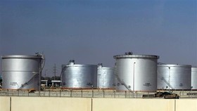 Các bể chứa tại cơ sở lọc dầu thuộc Công ty Saudi Aramco ở thành phố Dammam, cách thủ đô Riyadh, Arab Saudi khoảng 450km về phía Đông. Ảnh: AFP/TTXVN