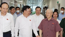 Tổng Bí thư Nguyễn Phú Trọng với các đại biểu dự buổi tiếp xúc cử tri. Ảnh: TTXVN