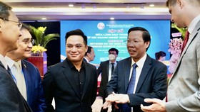 Chủ tịch UBND TPHCM Phan Văn Mãi trao đổi với các đại biểu dự chương trình “Gặp gỡ giữa lãnh đạo thành phố và Hiệp hội Doanh nghiệp nước ngoài năm 2022”. Ảnh: HOÀNG HÙNG
