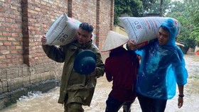 Người dân ở thị trấn Đại Đình (Tam Đảo, Vĩnh Phúc) chạy lụt do mưa lớn kéo dài. Ảnh: VĂN PHÚC