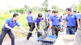 Tuổi trẻ Đoàn Khối Dân - Chính - Đảng TPHCM chung tay bê tông hóa tuyến đường nông thôn tại huyện Bình Chánh, TPHCM. Ảnh: THU HƯỜNG