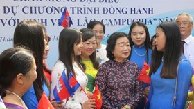 Các bạn sinh viên Lào, Campuchia học tập tại TPHCM chia sẻ trải nghiệm mặc áo dài Việt Nam với nguyên Phó Chủ tịch nước Trương Mỹ Hoa