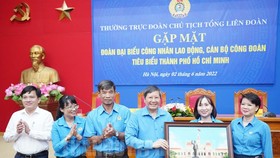 Đoàn công nhân lao động tiêu biểu TPHCM tặng quà lưu niệm cho Đoàn Chủ tịch Tổng Liên đoàn lao động Việt Nam. Ảnh: hcmcpv