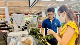 Người dân mua bánh ú lá tro tại siêu thị WinMart Cộng Hòa (quận Tân Bình), trưa 2-6