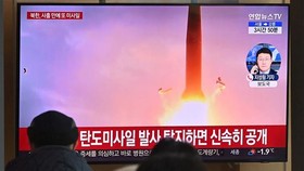 Người dân theo dõi qua truyền hình ở nhà ga Seoul (Hàn Quốc) về vụ phóng thử vật thể được cho là tên lửa đạn đạo của Triều Tiên, ngày 30-1-2022. (Ảnh: AFP/TTXVN)